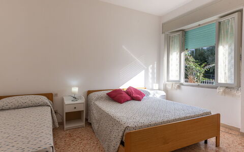 Angela: Mobilia, Proprietà, Comfort, Finestra, Legna, Interior Design, Shade, Pavimentazione, Pavimento