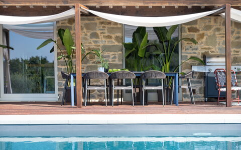 Villa Lilli & Spa: Proprietà, Mobilia, Pianta, Acqua, Natura, Shade, Sedia, Interior Design, Tavolo, Mobili Da Esterno