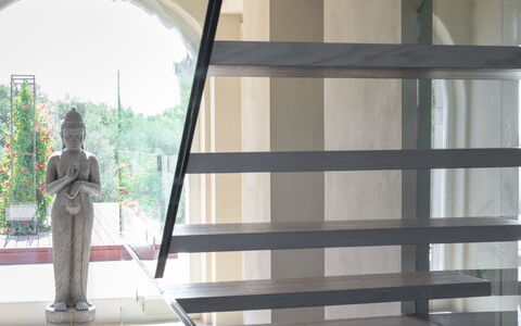 Villa Lilli & Spa: Costruzione, Legna, Pianta, Shade, Pavimento, Porta, Pavimentazione, Albero, Tinte E Ombre, Latifoglie