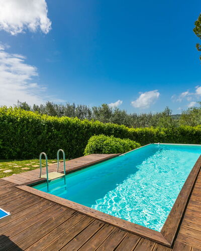 Sole: Water, Sky, Plant, Cloud, Property, Swimming Pool, Azure, Botany, Rectangle, Lighting