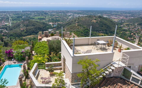 Villa Maestosa - Camaiore, Toscana: Cielo, Giorno, Costruzione, Pianta, Albero, Urban Design, Condominio, Zona Residenziale, Paesaggio, Palazzone