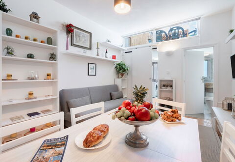 Lucca Old Town Apartment - Lucca, Toscana: Cibo, Proprietà, Mobilia, Tavolo, Cabinetry, Arancia, Divano, Interior Design, Controsoffitto, Cornice