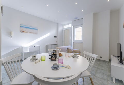 Casa Verdi,near The Beach - Viareggio, Toscana: Tavolo, Mobilia, Proprietà, Sedia, Tavola, Divano, Costruzione, Interior Design, Cucina & Sala Da Pranzo Tavolo, Casa