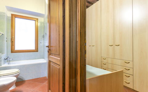 Il Marinaio: Property, Sink, Plumbing Fixture, Cabinetry, Mirror, Wood, Tap, Interior Design, Bathroom, Floor