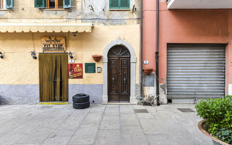 Il Marinaio: Plant, Property, Window, Building, Flowerpot, Road Surface, Door, Architecture, Residential Area, Real Estate