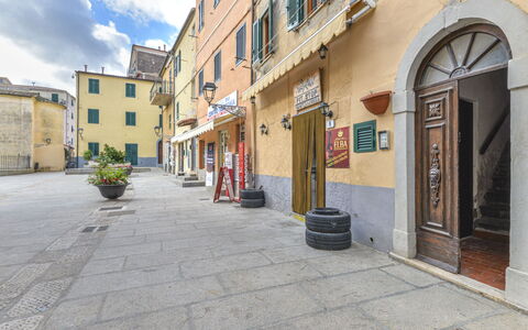 Il Marinaio: Property, Building, Flowerpot, Window, Road Surface, Cloud, Plant, Flooring, Door, House
