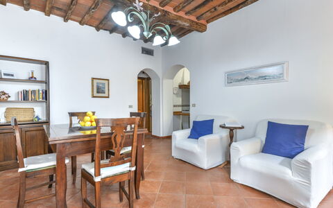 Il Marinaio: Picture Frame, Furniture, Property, Wood, Interior Design, Comfort, Lighting, Table, Floor, House