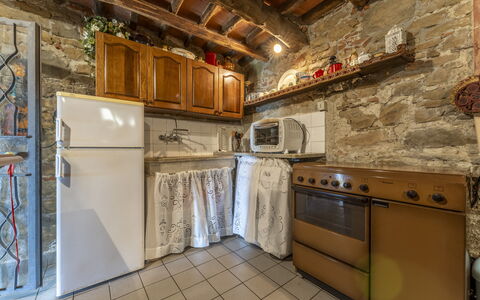 La Casa Di Elda, Holiday Home With Pool, Uzzano, T: Cabinetry, Controsoffitto, Legna, Costruzione, Cucina, Elettrodomestico Da Cucina, Cucina Stufa, Interior Design, Pavimento, Pavimentazione