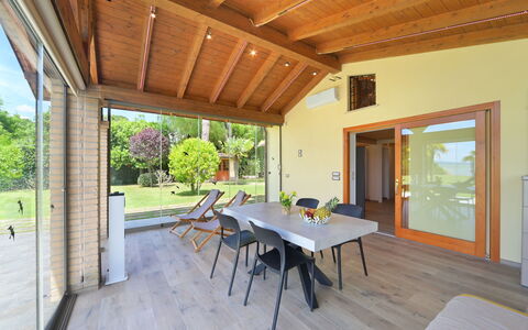 La Spiaggia: Proprietà, Mobilia, Pianta, Legna, Shade, Tavolo, Interior Design, Finestra, Architettura, Color Legno