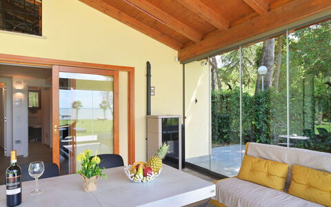 La Spiaggia: Proprietà, Tavolo, Legna, Pianta, Architettura, Shade, Interior Design, Soggiorno, Pavimento, Finestra