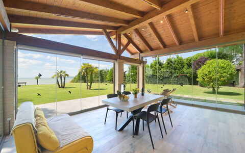 La Spiaggia: Tavolo, Pianta, Mobilia, Shade, Legna, Mobili Da Esterno, Interior Design, Albero, Pavimento, Tempo Libero
