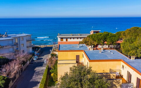 Sole e Mare: Costruzione, Giorno, Proprietà, Cielo, Acqua, Pianta, Finestra, Piscina, Albero, Urban Design