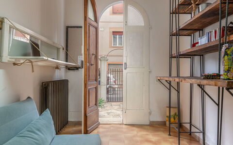 Il Cortile: Cornice, Legna, Divano, Costruzione, Architettura, Comfort, Pavimentazione, Pavimento, Mensola, Finestra