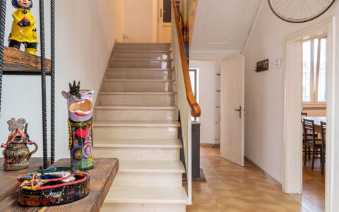 Il Cortile: Proprietà, Cornice, Legna, Le Scale, Interior Design, Architettura, Pavimento, Pavimentazione, Porta, Parete