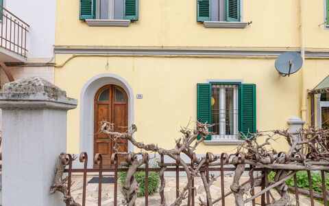 Il Cortile: Finestra, Proprietà, Pianta, Azzurro, Legna, Costruzione, Architettura, Recinzione, Quartiere