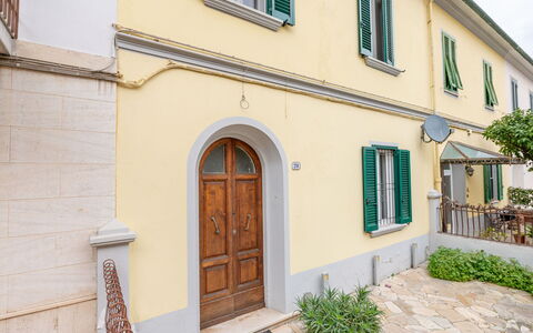 Il Cortile: Pianta, Costruzione, Finestra, Porta, Giallo, Casa, Legna, Facciata, Tetto