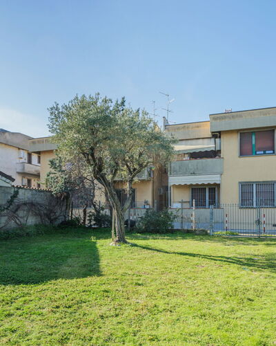 La Casa dei Limoni di Valeria: Sky, Plant, Building, Property, Window, Tree, Land Lot, House, Grass, Residential Area