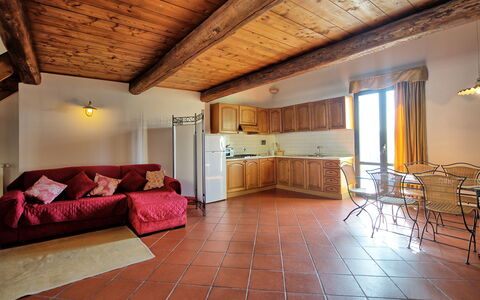 Casalta: Proprietà, Mobilia, Legna, Sedia, Interior Design, Soggiorno, Pavimento, Pavimentazione, Sala, Finestra