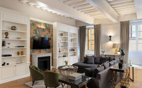 Bargello Penthouse: Mobilia, Tavolo, Proprietà, Divano, Sedia, Cornice, Libreria, Mensola, Interior Design, Legna
