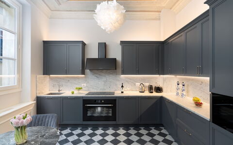Bargello Penthouse: Controsoffitto, Cabinetry, Proprietà, Finestra, Lavello, Cucina, Illuminazione, Legna, Interior Design, Rubinetto