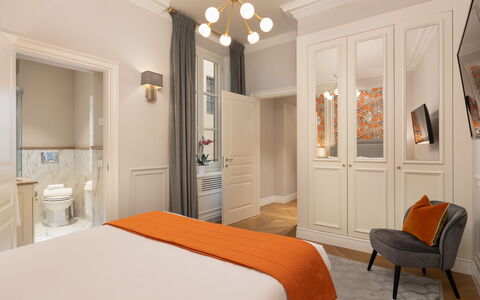 Bargello Penthouse: Mobilia, Proprietà, Cabinetry, Comfort, Cornice, Porta, Legna, Tessile, Arancia, Telaio Del Letto