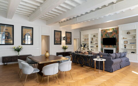 Bargello Penthouse: Cornice, Tavolo, Mobilia, Pianta, Interior Design, Illuminazione, Pianta Della Casa, Pavimentazione, Soggiorno, Divano