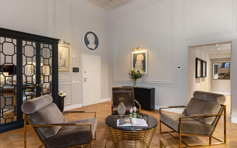 Pazzi Penthouse: Cornice, Tavolo, Mobilia, Proprietà, Legna, Sedia, Interior Design, Divano, Architettura, Pianta
