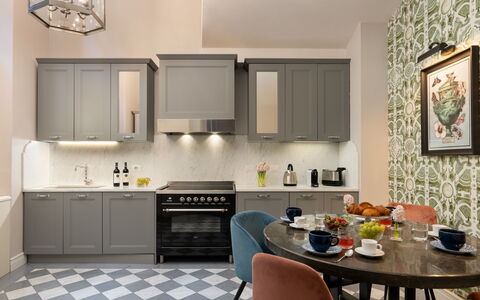 Pazzi Penthouse: Mobilia, Cabinetry, Proprietà, Controsoffitto, Tavolo, Lavello, Interior Design, Legna, Sedia, Pavimentazione