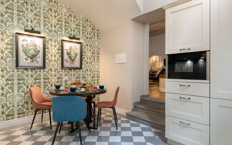 Pazzi Penthouse: Mobilia, Proprietà, Cornice, Cabinetry, Sedia, Tavolo, Legna, Interior Design, Pavimentazione, Pavimento