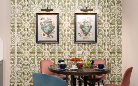 Pazzi Penthouse: Tavolo, Mobilia, Proprietà, Sedia, Legna, Tessile, Interior Design, Cornice, Parete, Arte