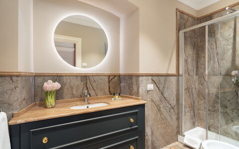 Pazzi Penthouse: Specchio, Rubinetto, Mobiletto Del Bagno, Cabinetry, Proprietà, Idraulico Fixture, Costruzione, Lavandino Del Bagno, Lavello, Bagno