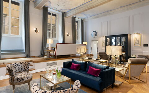 Pazzi Penthouse: Divano, Tavolo, Mobilia, Proprietà, Cornice, Interior Design, Finestra, Illuminazione, Divano Letto, Soggiorno
