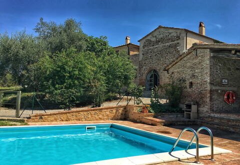 Villa San Giovanni: Cielo, Acqua, Pianta, Proprietà, Costruzione, Azzurro, Finestra, Piscina, Albero, Rettangolo