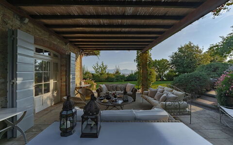 Villa Marlia: Tavolo, Proprietà, Pianta, Vaso Di Fiori, Cielo, Albero, Shade, Soggiorno, Pianta Della Casa, Sedia