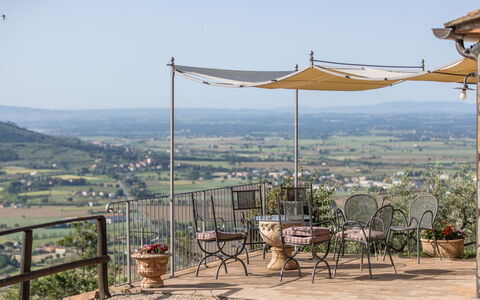 Casale Della Torre: Cielo, Ecoregione, Costruzione, Shade, Pianta, Tempo Libero, Paesaggio, Montagna, Città, Orizzonte