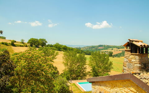 Tra Cielo e Terra: Plant, Sky, Building, Window, Tree, Land Lot, House, Larch, Grass, Residential Area