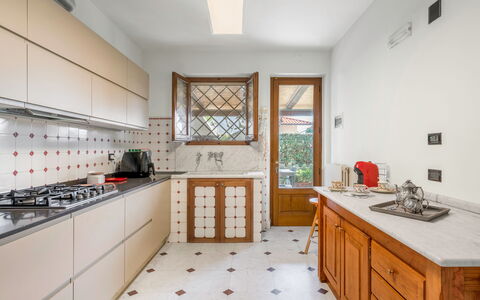 Villa Le Fontanelle In Forte Dei Marmi With Ac: Cabinetry, Controsoffitto, Proprietà, Mobilia, Lavello, Lavandino Della Cucina, Cucina, Cassetto, Legna, Cucina Stufa
