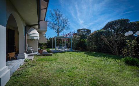 Villa Le Fontanelle In Forte Dei Marmi With Ac: Cielo, Nube, Pianta, Proprietà, Lotto, Albero, Costruzione, Urban Design, Erba, Immobiliare