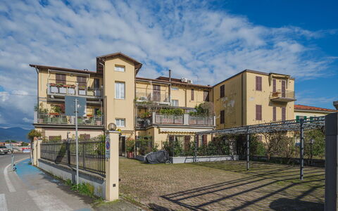 Onda Marina: Daytime, Building, Sky, Azure, Window, Architecture, Table, Condominium, Wood, Shelving