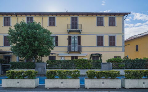 Onda Marina: Daytime, Building, Sky, Azure, Window, Architecture, Table, Condominium, Wood, Shelving