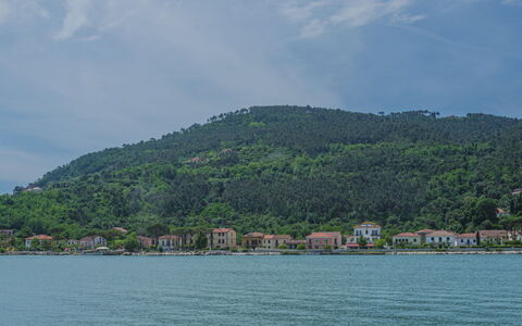 Onda Marina: Cloud, Water, Sky, Water Resources, Building, Mountain, Highland, Coastal And Oceanic Landforms, Lake, Tree
