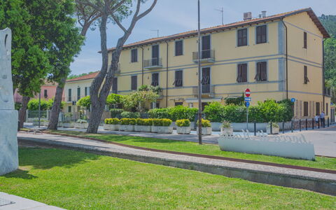 Onda Marina: Building, Plant, Sky, Window, Tree, Urban Design, Land Lot, House, Thoroughfare, Road Surface