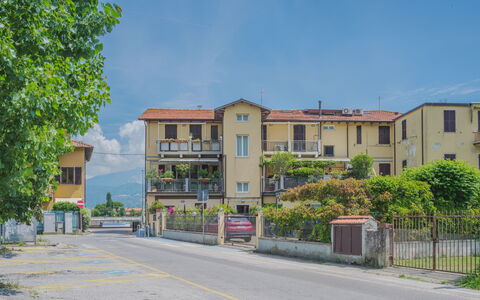 Onda Marina: Plant, Sky, Building, Window, Tree, Urban Design, Road Surface, Condominium, Residential Area, Neighbourhood