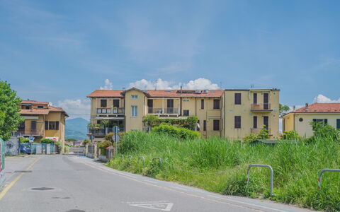 Onda Marina: Sky, Building, Cloud, Plant, Window, Urban Design, House, Asphalt, Facade, City