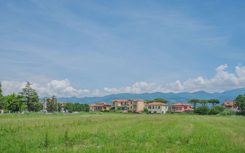 Onda Marina: Sky, Cloud, Plant, Natural Landscape, Tree, Cumulus, Building, House, Grass, Landscape