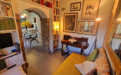 Il Cantuccio: Cornice, Tavolo, Mobilia, Costruzione, Legna, Arancia, Mensola, Interior Design, Libreria, Soggiorno