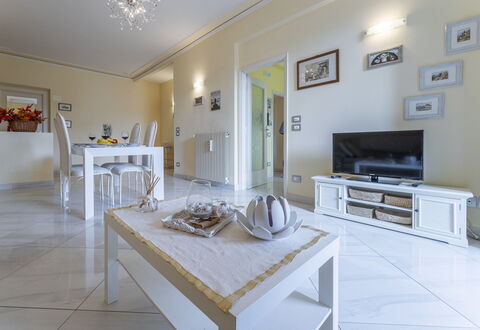 Leandro's House Near Thermal Baths: Proprietà, Cornice, Tavolo, Divano, Cabinetry, Interior Design, Legna, Architettura, Pavimentazione, Pavimento