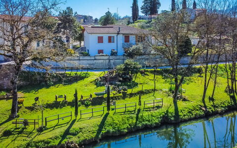 La Casa del Ponte Romano: Sky, Cloud, Water, Plant, Swimming Pool, Building, Blue, Azure, Tree, House