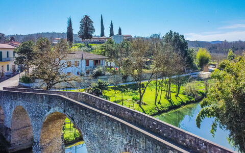 La Casa del Ponte Romano: Sky, Cloud, Water, Plant, Swimming Pool, Building, Blue, Azure, Tree, House