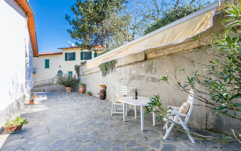 La Casa del Ponte Romano: Sky, Cloud, Water, Plant, Swimming Pool, Building, Blue, Azure, Tree, House